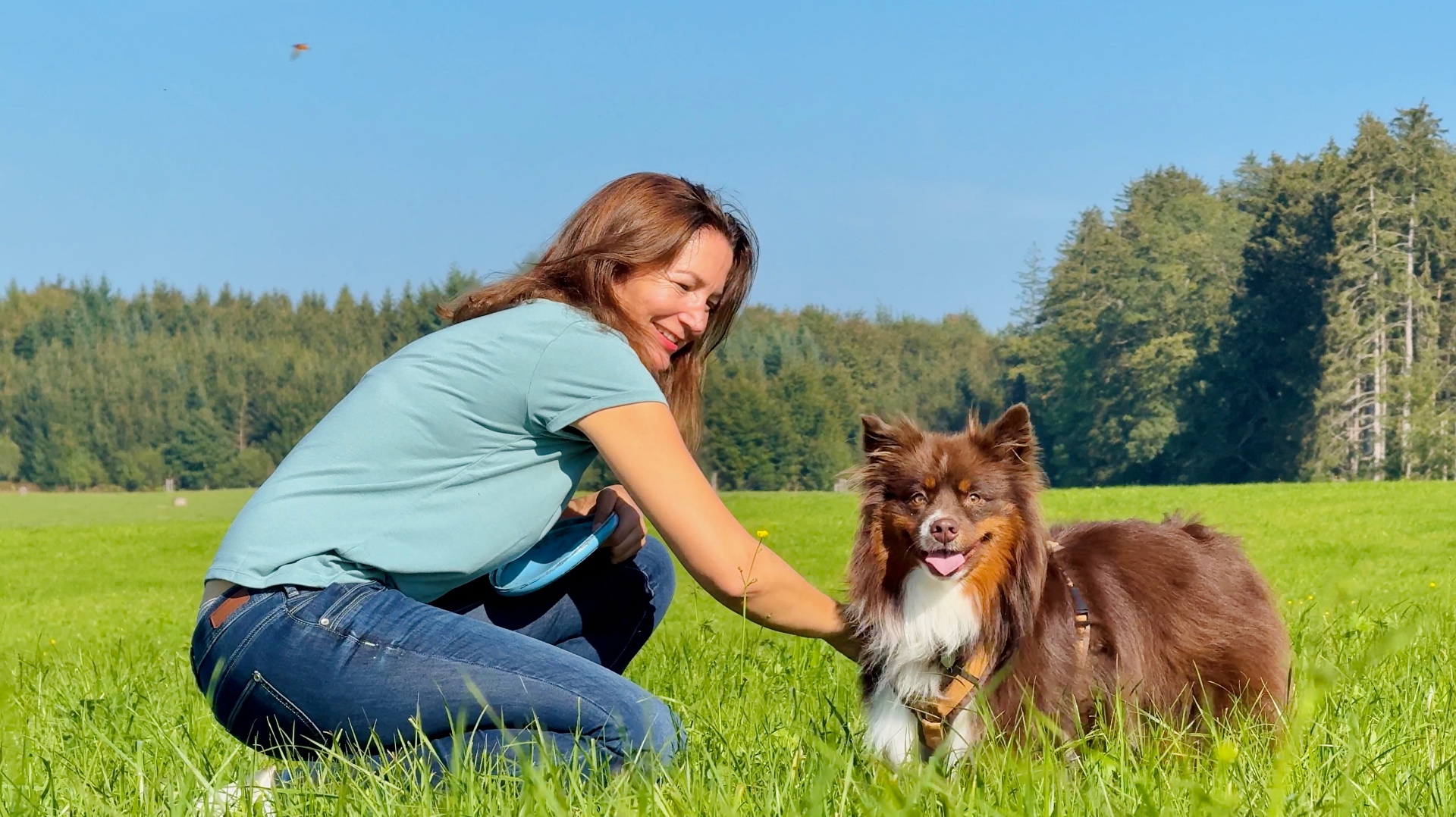 Sabine mit Hund auf der Wiese