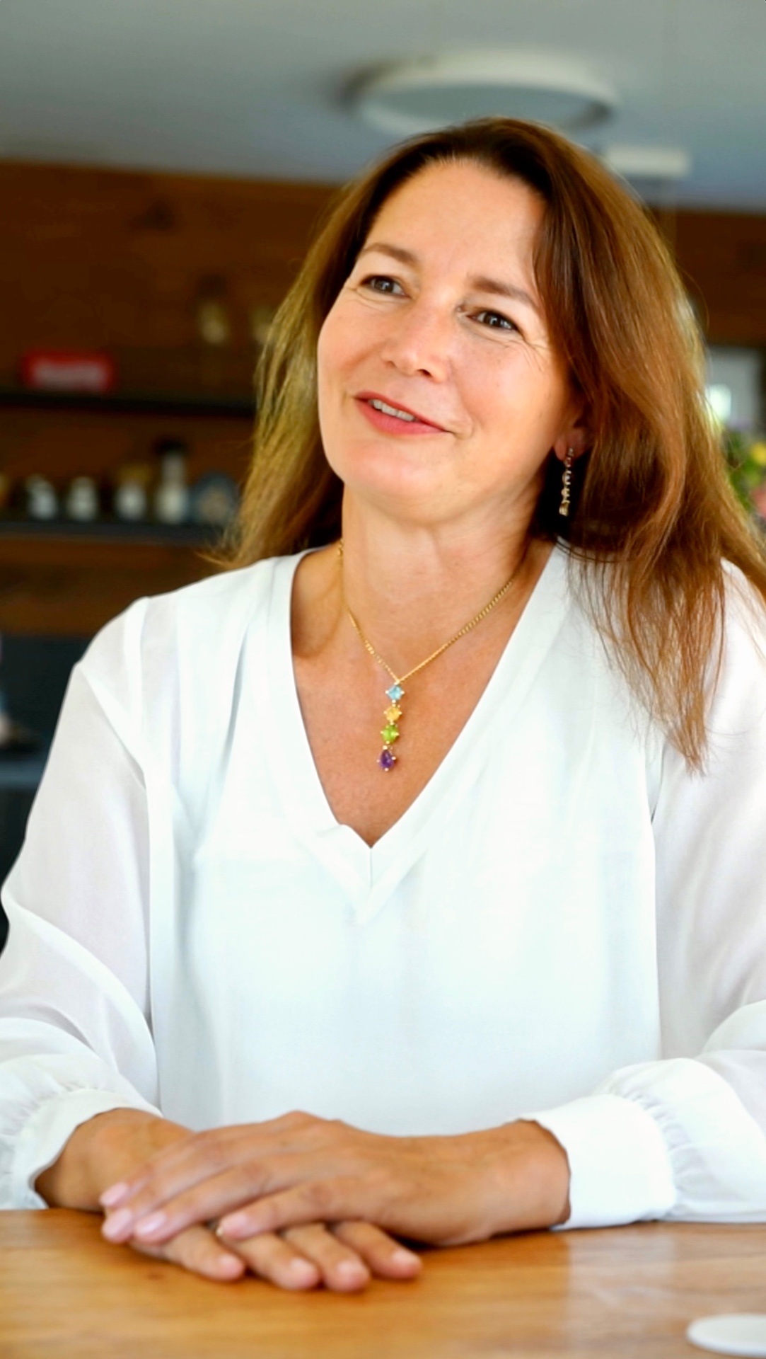Sabine am Tisch